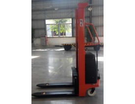 Xe nâng bán tự động